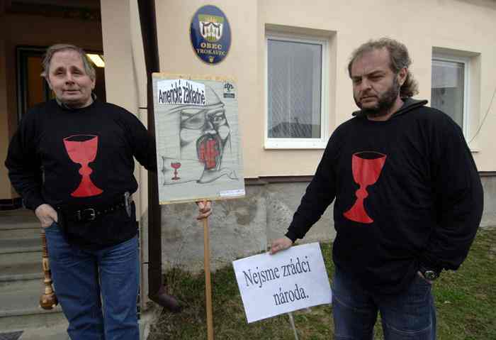 "Kalinci" ze SDS, pihlejc referendu.